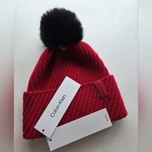 Calving Klein faux- fur Pompom Beanie Rouge